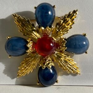 Rare Vintage Trifari TM Gold Tone Gripoix Cabochon Glass Maltese Cross Brooch